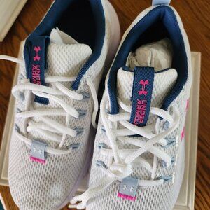 Under armor tennis shoes size eight